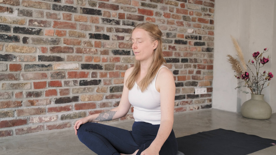 Yogalehrerin Lydia Albers in der Krieger-Position beim Morning Flow