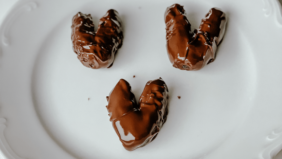 Zartbittere Herzpralinen aus Datteln, Schokolade und Erdnussbutter