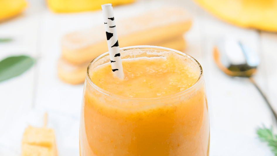 Gelber Smoothie aus Orange und Mango