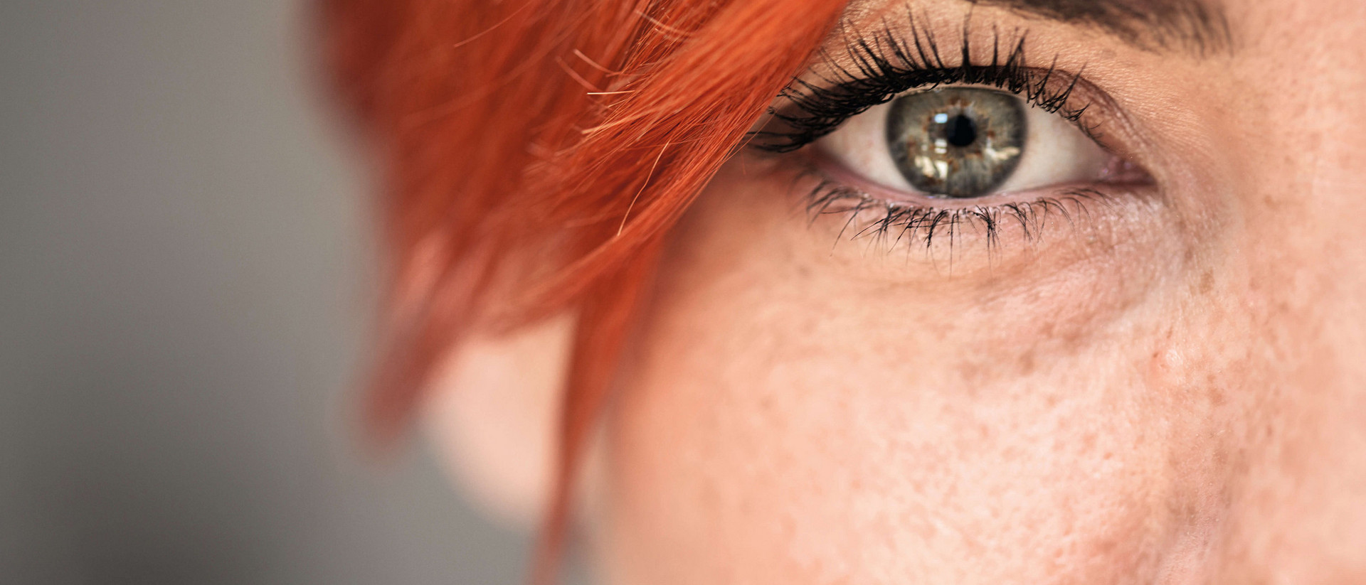 Close-up: Frau mit roten Haaren schaut in die Kamera