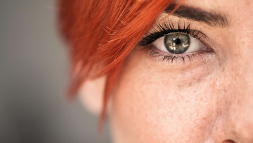 Close-up: Frau mit roten Haaren schaut in die Kamera