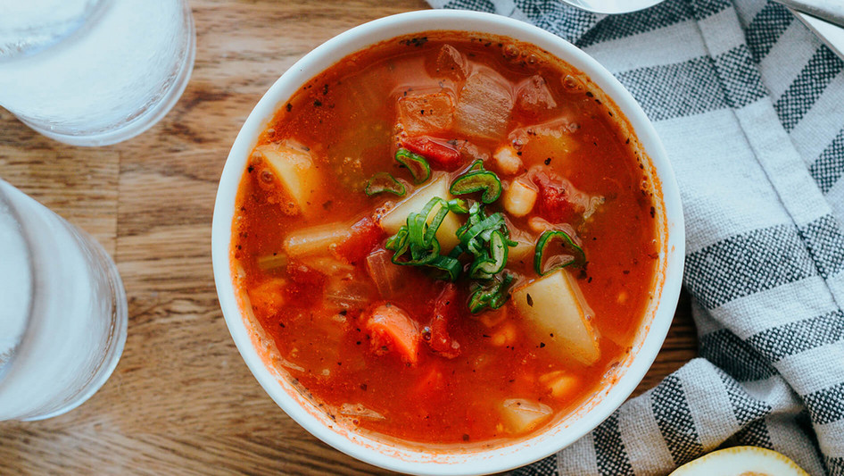 Schüssel mit roter Suppe und Gemüse