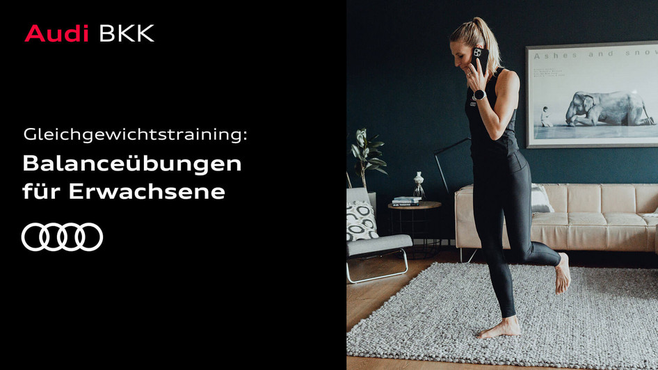 Sportwissenschaftlerin Ingalena Schömburg-Heuck steht barfuß auf einem Bein auf dem Teppich im Wohnzimmer. Gleichzeitig telefoniert sie.