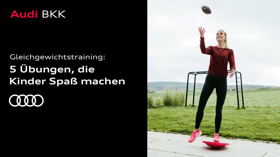 Sportwissenschaftlerin Ingalena Schömburg-Heuck steht auf der Terrasse auf einem Bein auf einem Balance-Board und wirft einen kleinen Ball in die Luft.
