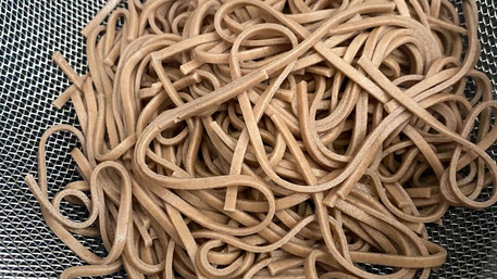 Gekochte Buchweizenspaghetti wurden in einem Sieb abgegossen und abgeschreckt