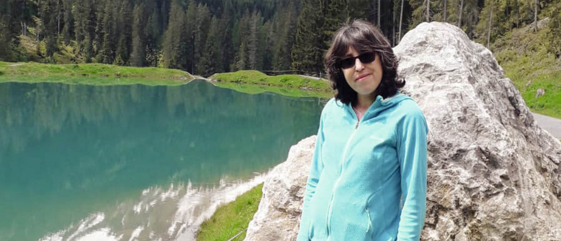 Versicherte Christiane Wöll an einem Bergsee. Sie ist glücklich, wieder wandern zu können. 