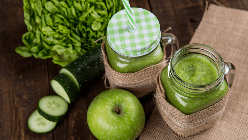 Grüner Smoothie aus Obst und Gemüse