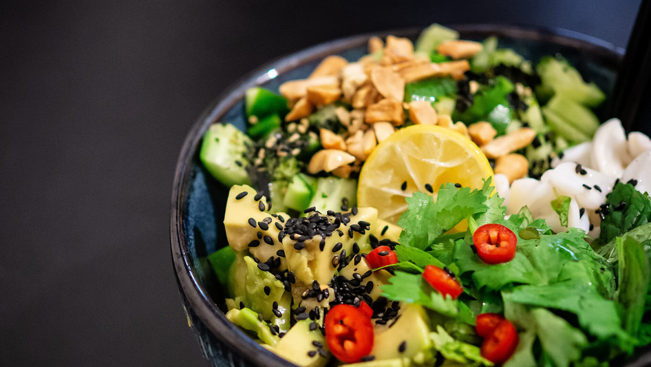 Quinoa-Bowl mit Salat, Tomaten, Avocado & Limette