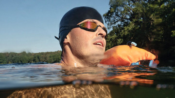 Extremschwimmer Dr. Heß schwimmt in einem See.