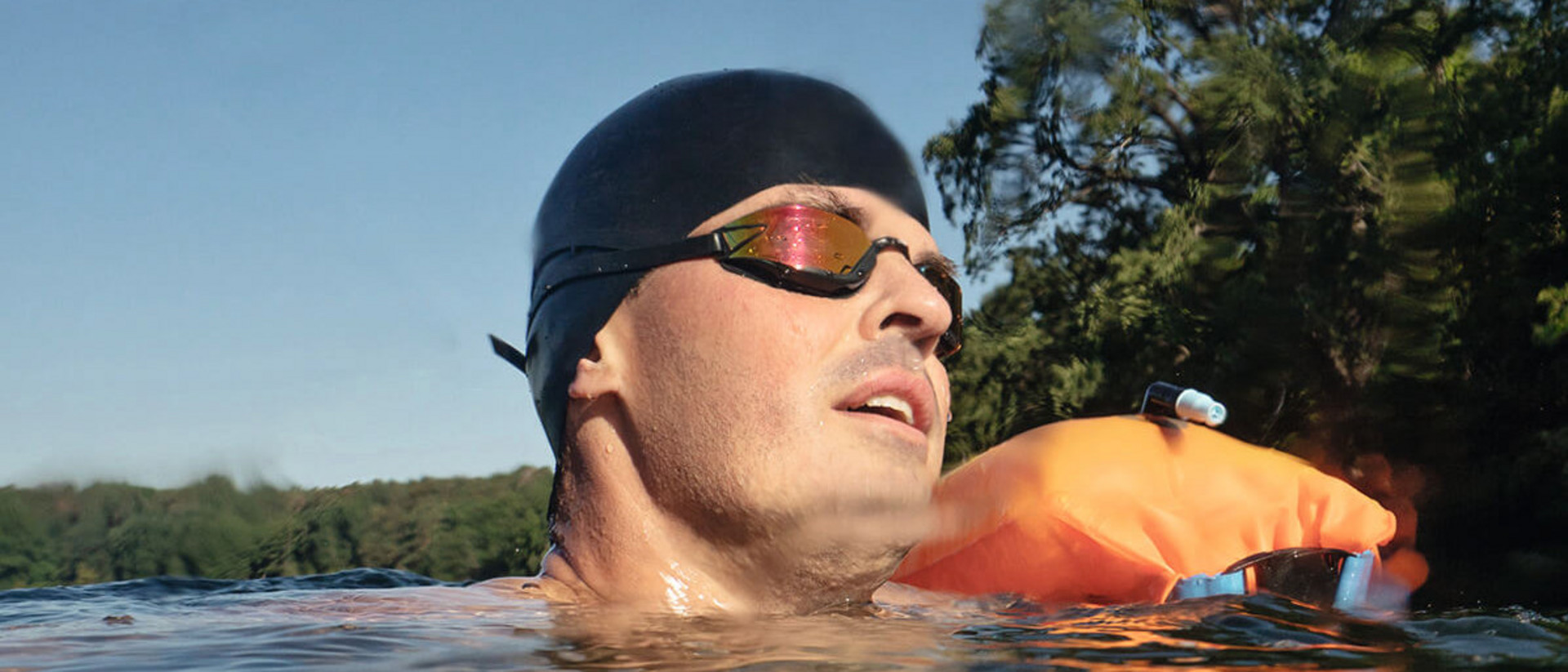 Extremschwimmer Dr. Heß schwimmt in einem See.